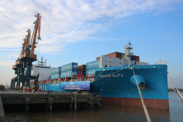 Sau lễ đón tàu HAIAN ALFA, Công ty cổ phần vận tải và xếp dỡ Hải An thực hiện bốc xếp chuyến hàng đầu tiên