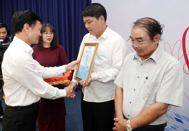 Trao giải cuộc thi 'Sống đẹp' lần 3: Thổi bùng ngọn lửa nghị lực- Ảnh 8. Trao giải cuộc thi 'Sống đẹp' lần 3: Thổi bùng ngọn lửa nghị lực- Ảnh 8.