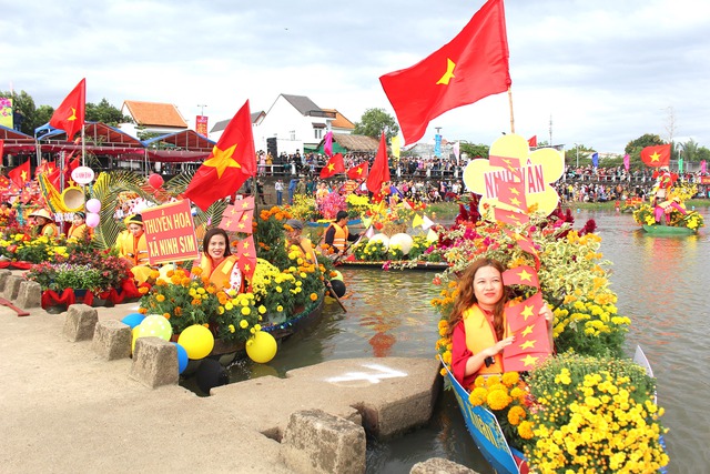 Lễ hội thuyền hoa và đua thuyền được tổ chức đều đặn qua các năm và được đông đảo người dân TX.Ninh Hòa tham gia, cổ vũ