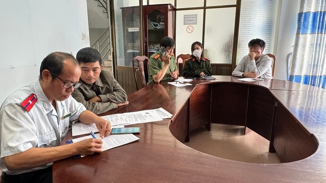 'Bắt tại trận' hướng dẫn viên 'chui' người Hàn Quốc ở Đà Lạt- Ảnh 1. 'Bắt tại trận' hướng dẫn viên 'chui' người Hàn Quốc ở Đà Lạt- Ảnh 1.