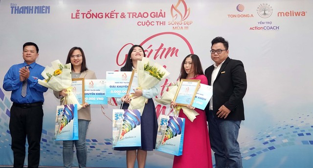 Trao giải cuộc thi 'Sống đẹp' lần 3: Thổi bùng ngọn lửa nghị lực- Ảnh 3. Trao giải cuộc thi 'Sống đẹp' lần 3: Thổi bùng ngọn lửa nghị lực- Ảnh 3.