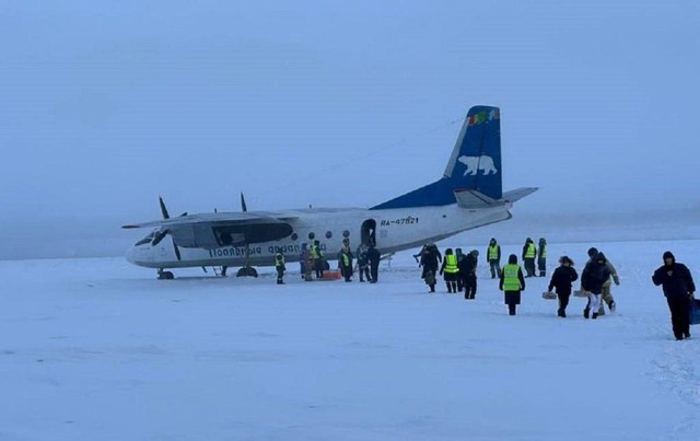 Phi công Nga đáp nhầm máy bay chở khách xuống sông băng- Ảnh 2.