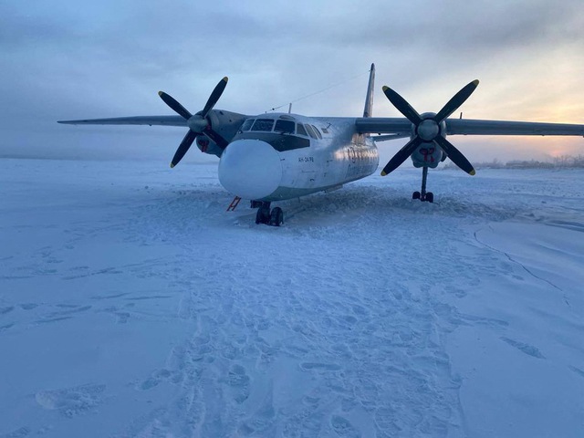 Phi công Nga đáp nhầm máy bay chở khách xuống sông băng- Ảnh 1.