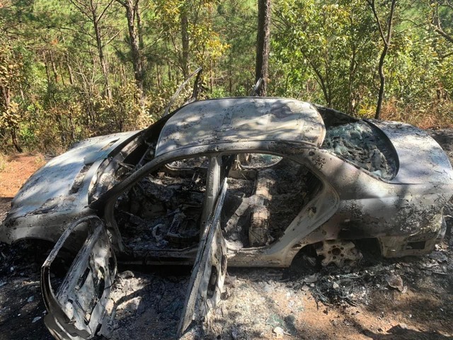 Vào rừng đốt xe Mercedes sau khi gây tai nạn- Ảnh 1.