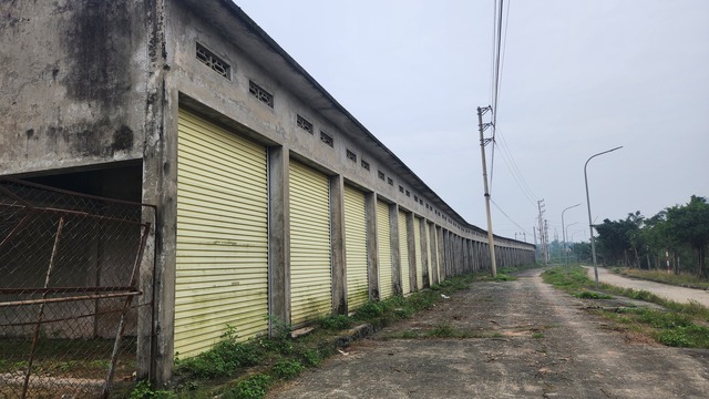 Cảnh hoang tàn tại dự án khách sạn, trung tâm thương mại 150 tỉ ở Hà Tĩnh- Ảnh 3. Cảnh hoang tàn tại dự án khách sạn, trung tâm thương mại 150 tỉ ở Hà Tĩnh- Ảnh 3.