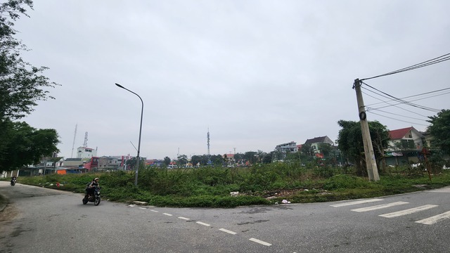 Cảnh hoang tàn tại dự án khách sạn, trung tâm thương mại 150 tỉ ở Hà Tĩnh- Ảnh 4. Cảnh hoang tàn tại dự án khách sạn, trung tâm thương mại 150 tỉ ở Hà Tĩnh- Ảnh 4.
