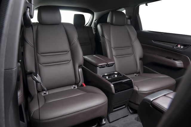 Điểm khác biệt nhất trên phiên bản CX-8 Premium AWD-6S nằm ở cách bố trí hàng ghế thứ 2 theo phong cách &quot;Captain Seat&quot;