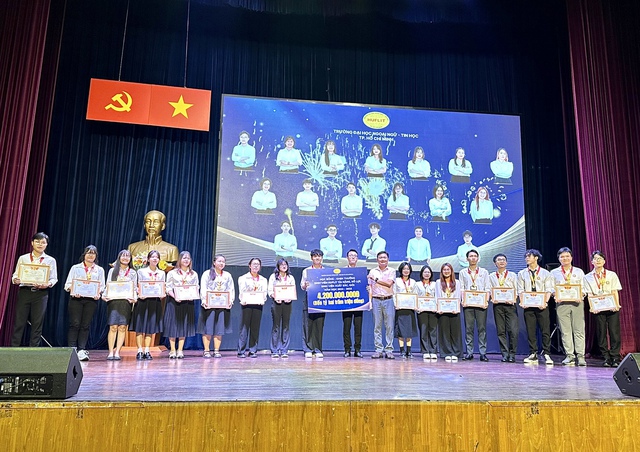Trường ĐH thưởng 4,2 tỉ đồng học bổng cho sinh viên xuất sắc- Ảnh 2. Trường ĐH thưởng 4,2 tỉ đồng học bổng cho sinh viên xuất sắc- Ảnh 2.