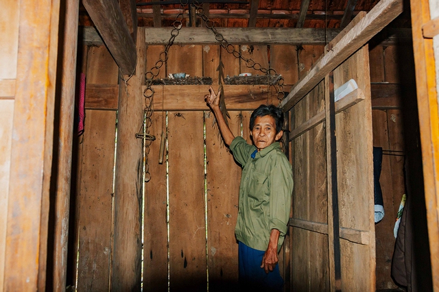 'Vật thiêng' trên dãy Trường Sơn: Buồng thiêng thờ thần nỏ- Ảnh 2. 'Vật thiêng' trên dãy Trường Sơn: Buồng thiêng thờ thần nỏ- Ảnh 2.