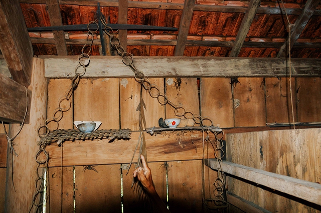 'Vật thiêng' trên dãy Trường Sơn: Buồng thiêng thờ thần nỏ- Ảnh 1. 'Vật thiêng' trên dãy Trường Sơn: Buồng thiêng thờ thần nỏ- Ảnh 1.