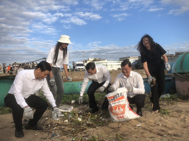 Hoa hậu cùng ngư dân, học sinh thu gom rác ở biển Phước Hải- Ảnh 2.