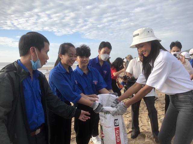 Hoa hậu cùng ngư dân, học sinh thu gom rác ở biển Phước Hải- Ảnh 1.