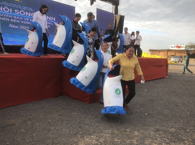 Hoa hậu cùng ngư dân, học sinh thu gom rác ở biển Phước Hải- Ảnh 3.