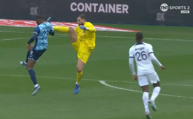 Donnarumma nhận thẻ đỏ vì phạm lỗi thô bạo, Mbappe vẫn tỏa sáng giúp PSG chiến thắng - Ảnh 1. Donnarumma nhận thẻ đỏ vì phạm lỗi thô bạo, Mbappe vẫn tỏa sáng giúp PSG chiến thắng - Ảnh 1.