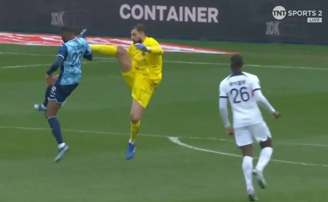 Donnarumma nhận thẻ đỏ vì phạm lỗi thô bạo, Mbappe vẫn tỏa sáng giúp PSG chiến thắng - Ảnh 1.