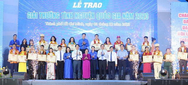 Những người hùng thầm lặng giúp cuộc đời đẹp hơn - Ảnh 1. Những người hùng thầm lặng giúp cuộc đời đẹp hơn - Ảnh 1.