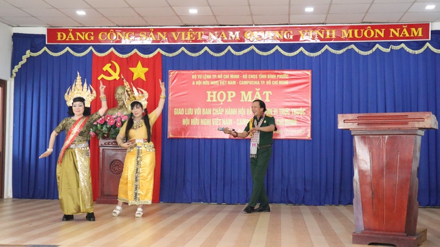 Giao lưu Hội hữu nghị Việt Nam - Campuchia tại huyện biên giới Lộc Ninh - Ảnh 1.