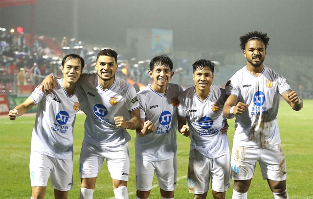 Bảng xếp hạng vòng 4 V-League mới nhất: CLB Nam Định 'bay cao' - Ảnh 1.