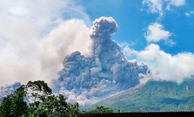 Núi lửa phun ở Indonesia; dư chấn mạnh làm rung chuyển miền nam Philippines