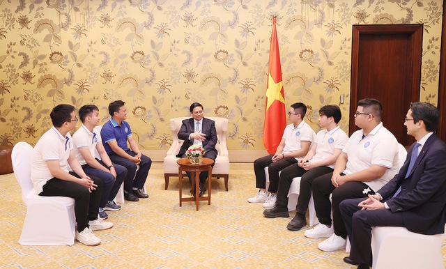 Thủ tướng gặp 5 sinh viên Việt chế tạo bê tông xanh đạt giải tại COP28 - Ảnh 1.