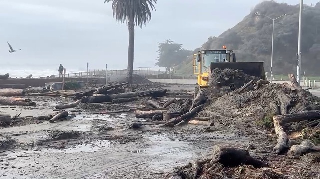 Sóng lớn nguy hiểm ập dồn dập vào California- Ảnh 4.