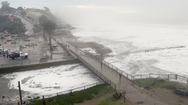 Sóng lớn nguy hiểm ập dồn dập vào California- Ảnh 2.