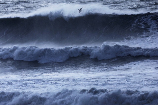 Sóng lớn nguy hiểm ập dồn dập vào California- Ảnh 1.