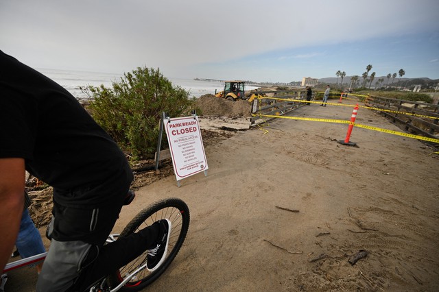 Sóng lớn nguy hiểm ập dồn dập vào California- Ảnh 7.