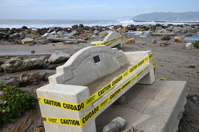 Sóng lớn nguy hiểm ập dồn dập vào California- Ảnh 5.