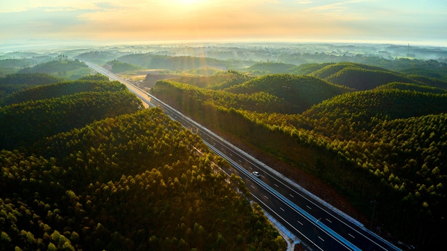 Xử lý dứt điểm bất cập, thần tốc làm hơn 1.800 km cao tốc trong 5 năm- Ảnh 1.