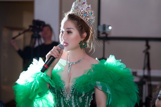 CEO - Nữ hoàng điện ảnh Nalisa Nguyễn trao vương miện cho Miss Powerful Global Canada 2023- Ảnh 1.