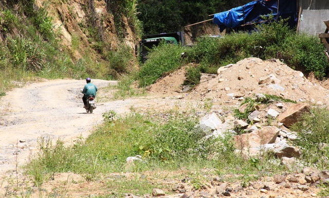 Một huyện vùng cao Quảng Nam bị yêu cầu kiểm điểm vì chậm thi công đường- Ảnh 1.