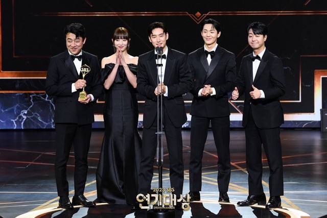 Song Kang vắng mặt, Ahn Hyo Seop - Lee Sung Kyung tình tứ tại SBS Drama Awards  - Ảnh 5.