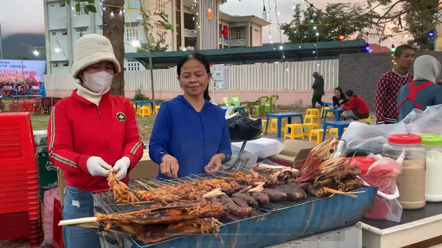 Quảng Trị: đường đi bộ Nguyễn Huệ ở phố núi Lao Bảo sáng đèn- Ảnh 8.