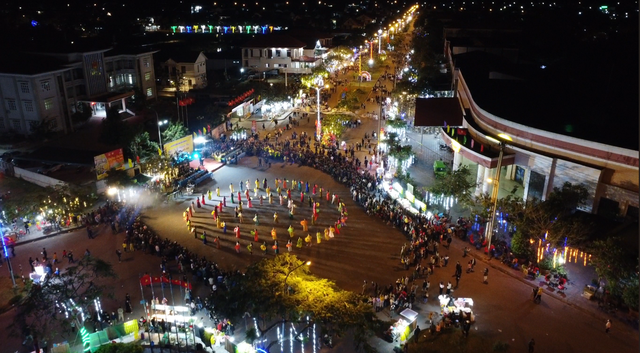 Quảng Trị: đường đi bộ Nguyễn Huệ ở phố núi Lao Bảo sáng đèn- Ảnh 1.