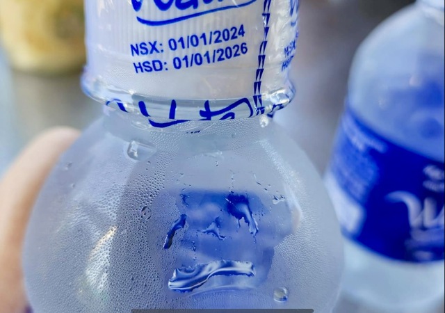 Bình Dương: 'Hết hồn' với chai nước suối gắn nhãn sản xuất năm 2024- Ảnh 1.