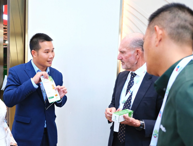 Trong năm qua, anh Phạm Đình Ngãi đã đưa sản phẩm  mật hoa dừa xuất khẩu chính ngạch sang nhiều thị trường trên thế giớiẢnh: NVCC
