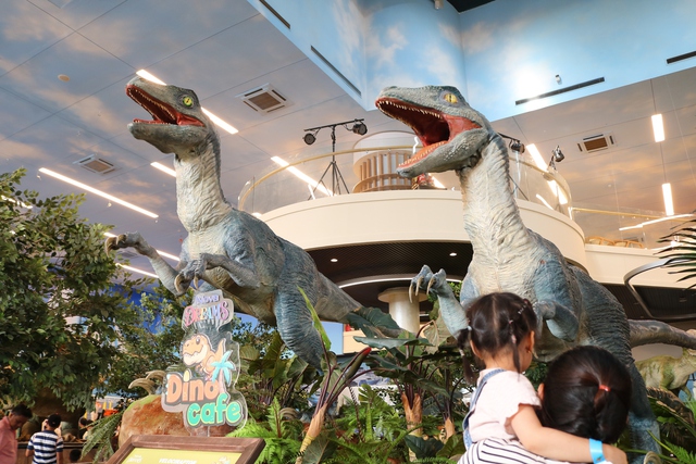 Nhiều người xếp hàng dài để xem 'khủng long' khổng lồ biết cử động- Ảnh 9.