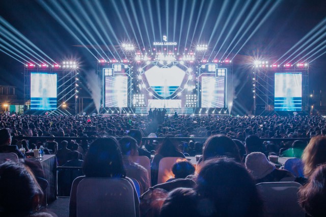'Biển người' tham dự countdown chào mừng năm mới 2024 ở Quảng Bình, Quảng Trị- Ảnh 1.