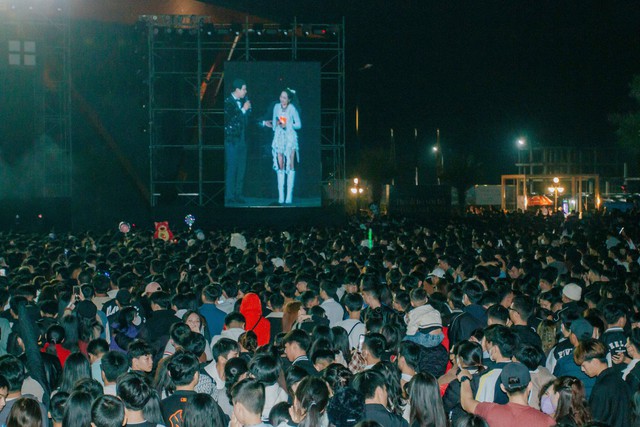 'Biển người' tham dự countdown chào mừng năm mới 2024 ở Quảng Bình, Quảng Trị- Ảnh 2.