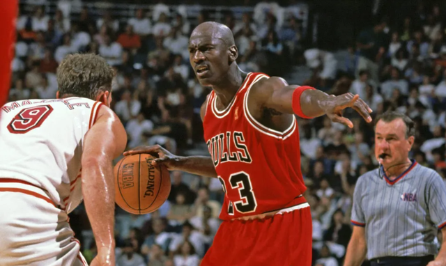 Shaquille O'Neal tỏ thái độ khi Miami Heat treo áo có số Michael Jordan- Ảnh 1.