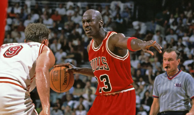 Shaquille O'Neal reacts when Miami Heat retires Michael Jordan's jersey - Photo 1.