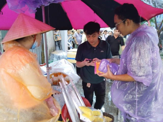 Countdown 2024: Kiếm tiền triệu nhờ bán áo mưa tại phố đi bộ Nguyễn Huệ- Ảnh 2.