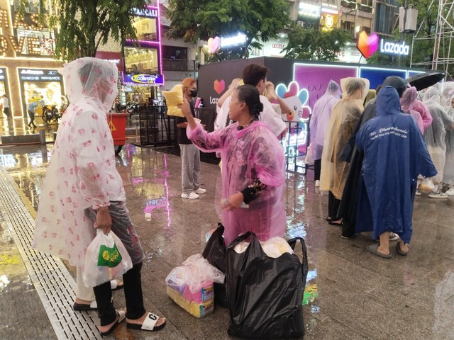 Countdown 2024: Kiếm tiền triệu nhờ bán áo mưa tại phố đi bộ Nguyễn Huệ- Ảnh 1.
