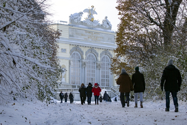 Tuyết rơi dày đầu mùa ảnh hưởng khắp châu Âu - Ảnh 8.