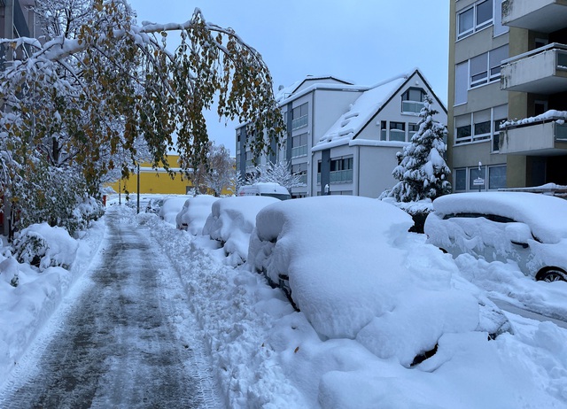 Tuyết rơi dày đầu mùa ảnh hưởng khắp châu Âu - Ảnh 2.