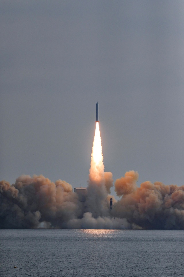 Hàn Quốc phóng tên lửa mang vệ tinh, Triều Tiên lên án tiêu chuẩn kép - Ảnh 2.