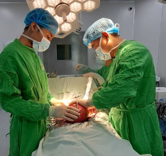 Bệnh viện 120 phẫu thuật thành công khối u lớn cho 2 bệnh nhân - Ảnh 1.