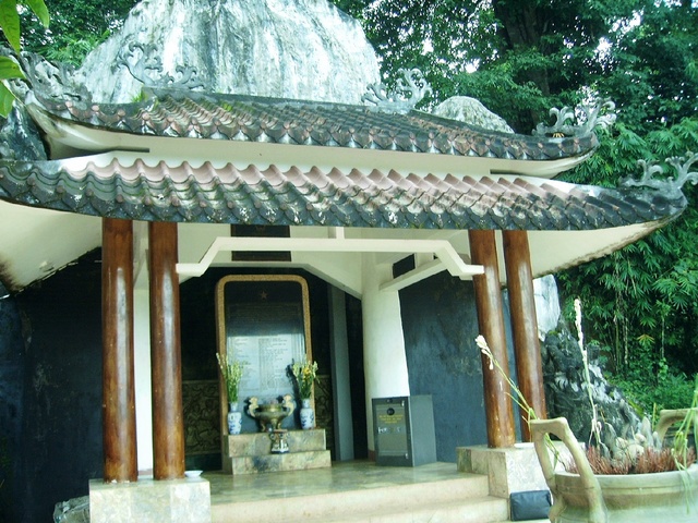 Đền thờ liệt sĩ núi Bà Rá