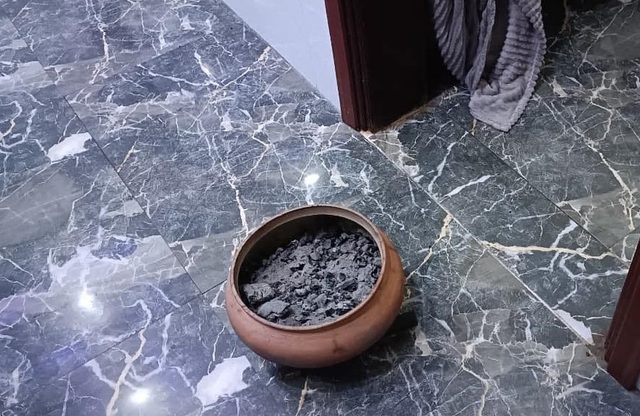 Đốt than sưởi ấm trong phòng kín, 3 người trong gia đình phải nhập viện - Ảnh 2. Đốt than sưởi ấm trong phòng kín, 3 người trong gia đình phải nhập viện - Ảnh 2.